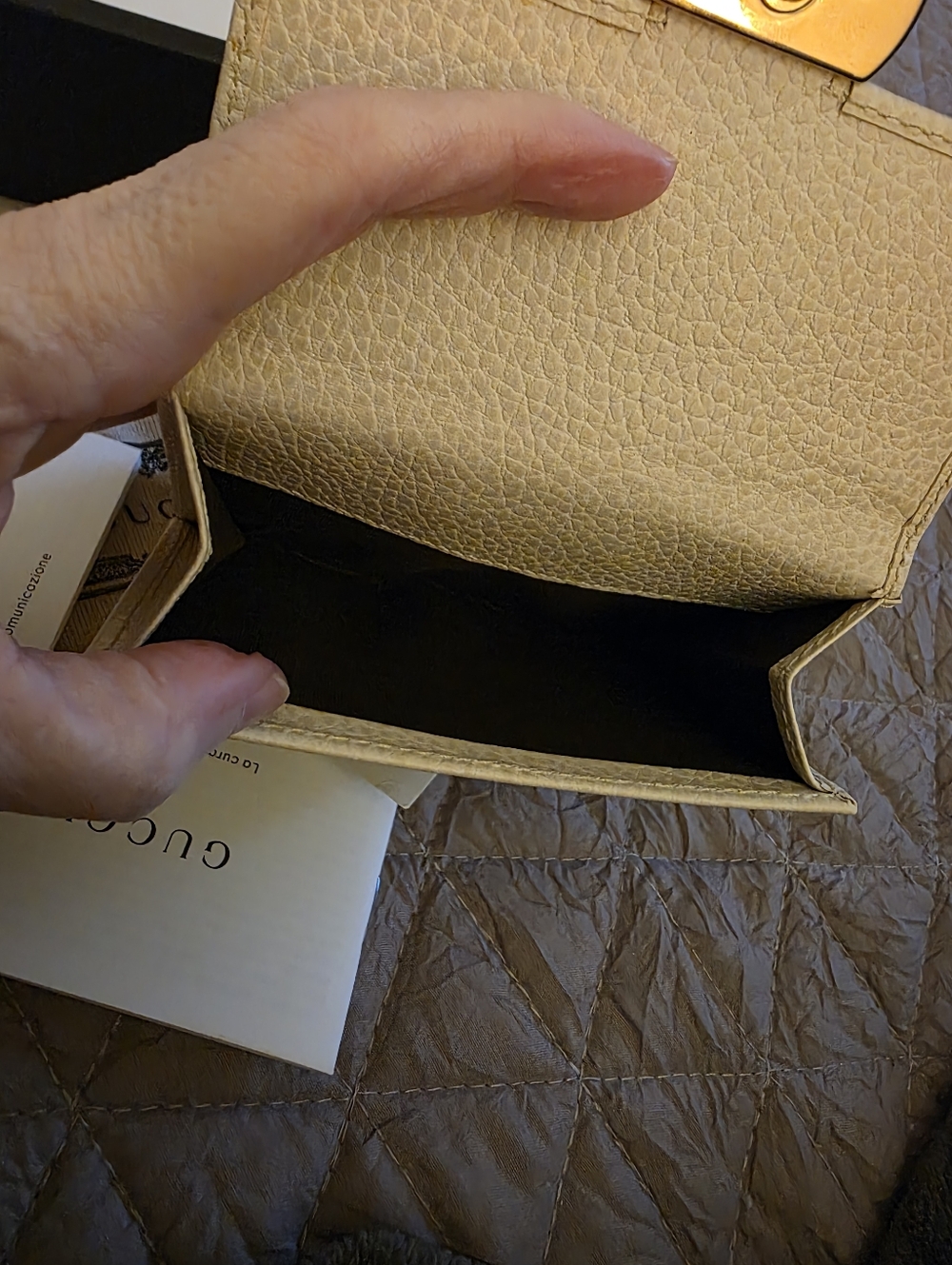 Gucci Interlocking G Bifold Wallet in a beige/LIKE NEW CONDITION/ FULL INCLUSION - Picture 7 of 13